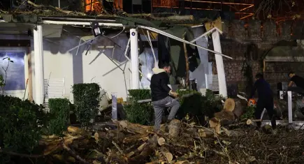 Bornova’da şiddetli rüzgar dev ağacı devirdi: Otomobil ve gelin odası hasar gördü