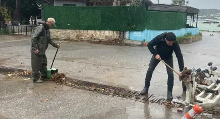 Foça’da olumsuz hava mesaisi: Belediye ekipleri sahada