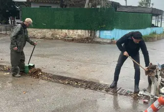 Foça’da olumsuz hava mesaisi: Belediye ekipleri sahada