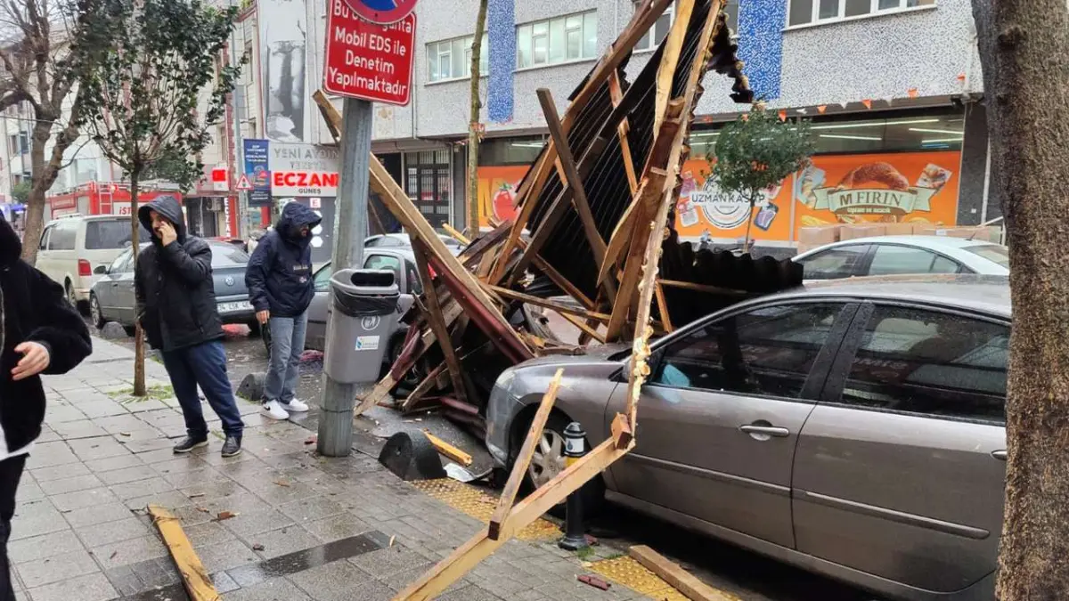 İstanbul’da şiddetli fırtına: Çatılar uçtu, dış cepheler devrildi! haberinin görseli