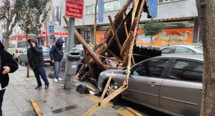 İstanbul’da şiddetli fırtına: Çatılar uçtu, dış cepheler devrildi!