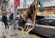 İstanbul’da şiddetli fırtına: Çatılar uçtu, dış cepheler devrildi!