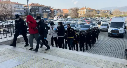 İzmir haber: Fuhuş operasyonunda gözaltına alınan 8 kişi tutuklandı