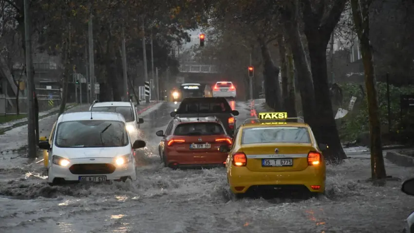 İzmir haber: Yağmur ve fırtına hayatı olumsuz etkiledi