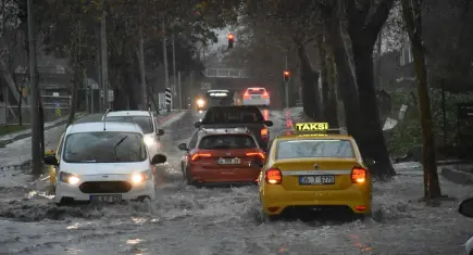İzmir haber: Yağmur ve fırtına hayatı olumsuz etkiledi