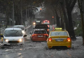 İzmir haber: Yağmur ve fırtına hayatı olumsuz etkiledi
