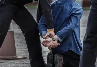 İzmir haber: Yakalanacağını anlayınca peruk taktı