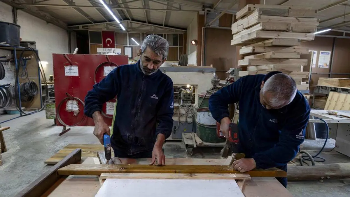 İzmir’in kent mobilyaları atölyeden çıkıyor haberinin görseli