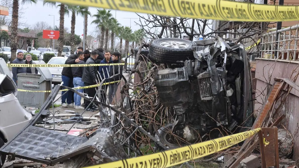 Ödemiş’te dehşet anları: Pikap önce yayalara çarptı, sonra apartman dairesine girdi! haberinin görseli