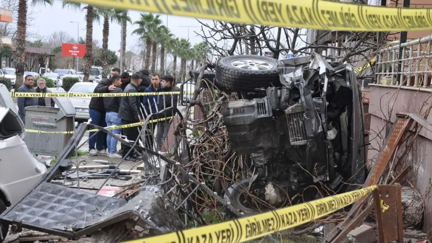 Ödemiş’te dehşet anları: Pikap önce yayalara çarptı, sonra apartman dairesine girdi!