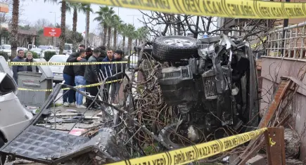 Ödemiş’te dehşet anları: Pikap önce yayalara çarptı, sonra apartman dairesine girdi!