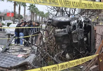 Ödemiş’te dehşet anları: Pikap önce yayalara çarptı, sonra apartman dairesine girdi!