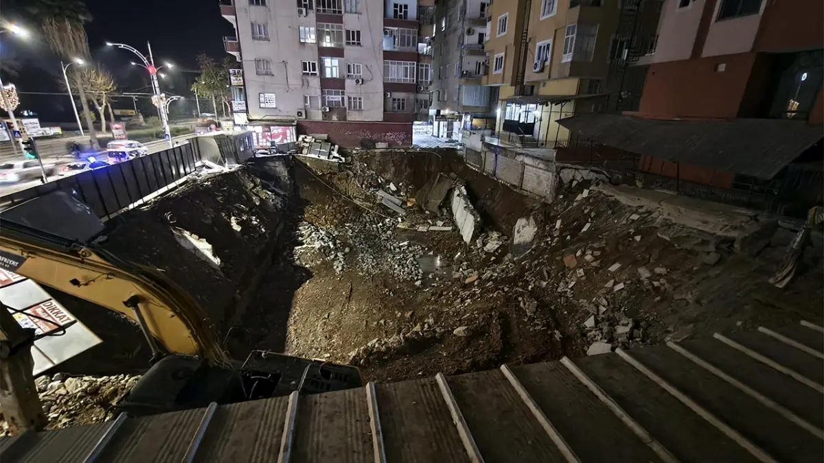 Temel kazısında istinat duvarı çöktü, 150 kişi tahliye edildi haberinin görseli