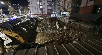 Temel kazısında istinat duvarı çöktü, 150 kişi tahliye edildi