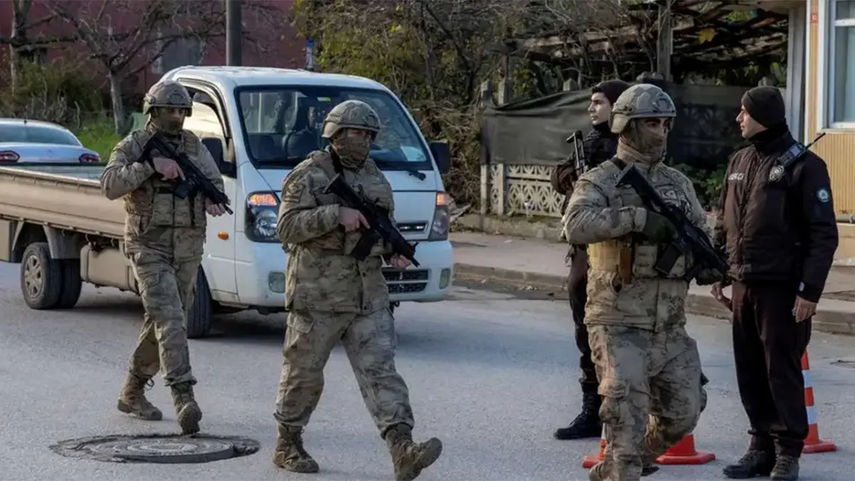 3 polisin şehit olduğu IŞİD operasyonunda yeni detaylar: Çocukları camlara çıkarmışlar  haberinin görseli