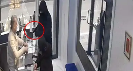 Bursa’da soygun girişiminde panikleyen şüpheli, kuyumcunun tepkisiyle kaçtı