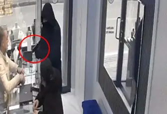 Bursa’da soygun girişiminde panikleyen şüpheli, kuyumcunun tepkisiyle kaçtı