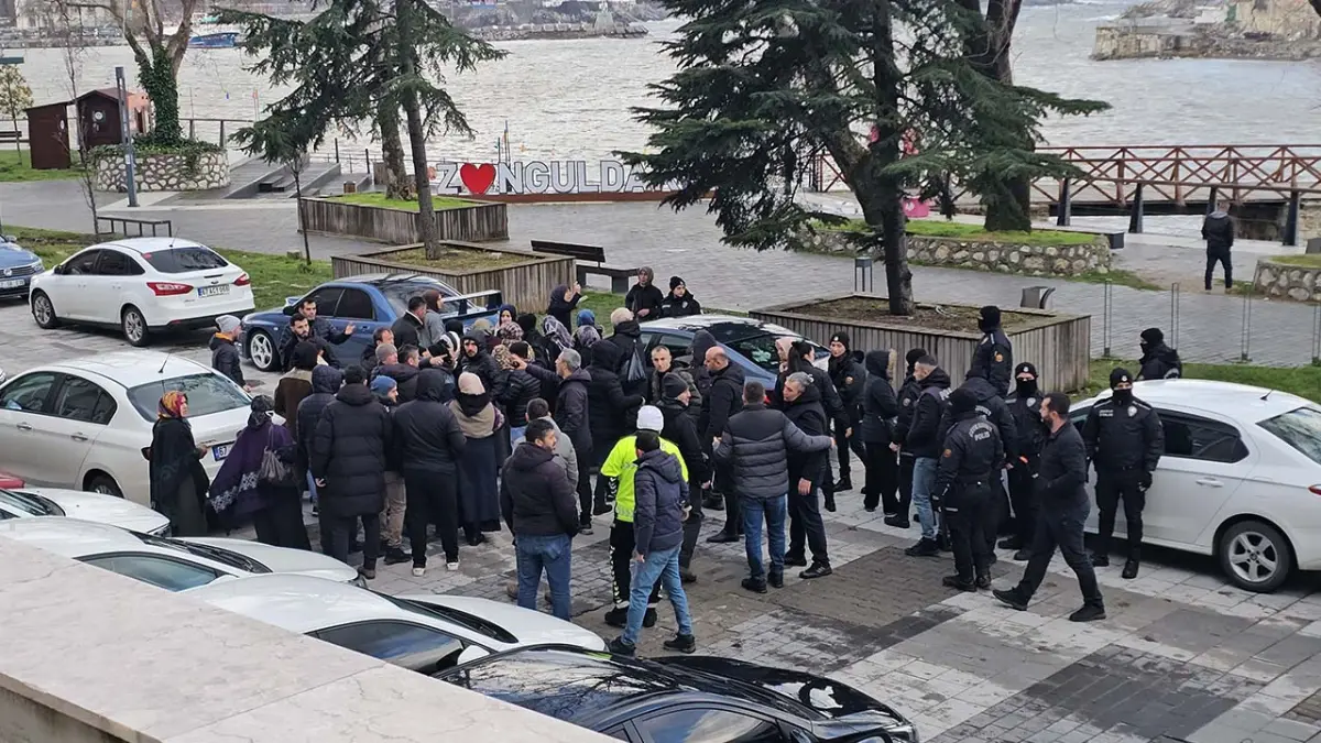 Düğün çıkışı babaanne ile 2 torunu öldürülmüştü: Duruşma sonrası arbede çıktı haberinin görseli