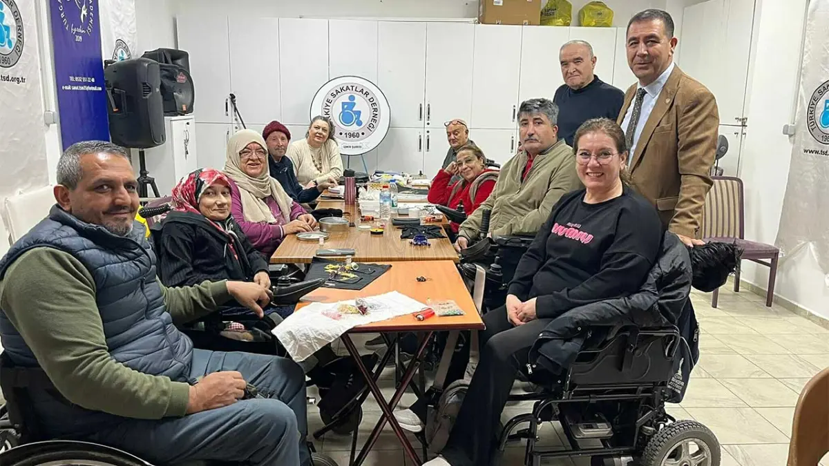 Engelli bireyler takı kursu ile hem sosyalleşiyor hem de gelir elde ediyor başlıklı video haberin görseli