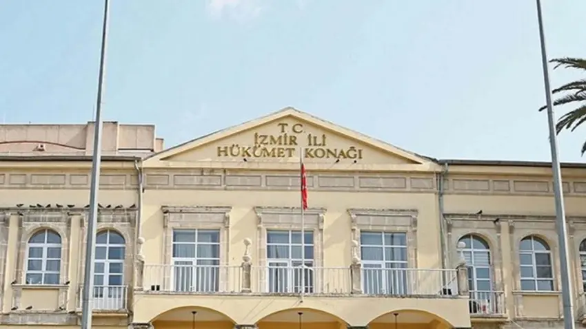 İzmir Valiliği duyurdu: Kız öğrencileri evinde çalıştıran öğretmen görevden uzaklaştırıldı