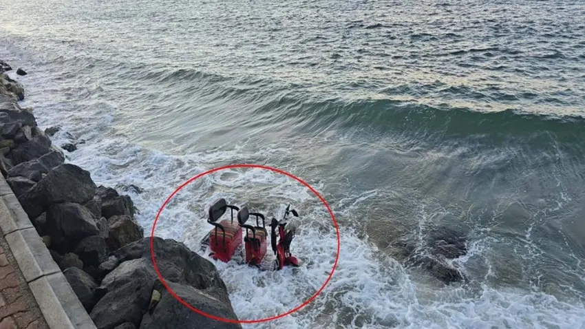 Kontrolden çıkan elektrikli motosiklet denize düştü; 2 yaralı haberinin görseli