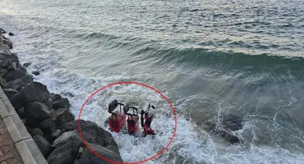 Kontrolden çıkan elektrikli motosiklet denize düştü; 2 yaralı