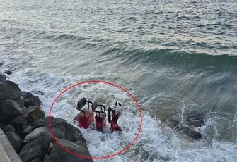 Kontrolden çıkan elektrikli motosiklet denize düştü; 2 yaralı