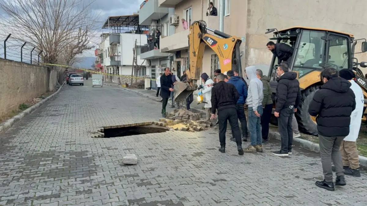 Manisa’da yol çöktü, altından insan kemikleri çıktı! haberinin görseli