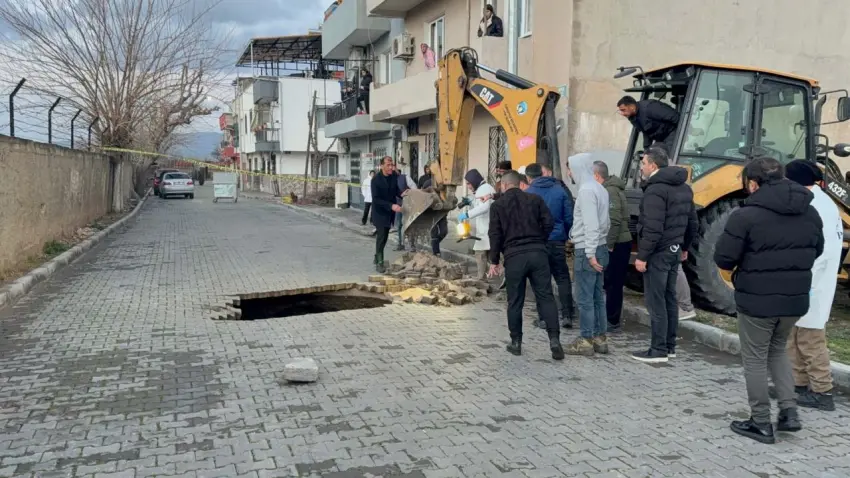 Manisa’da yol çöktü, altından insan kemikleri çıktı!