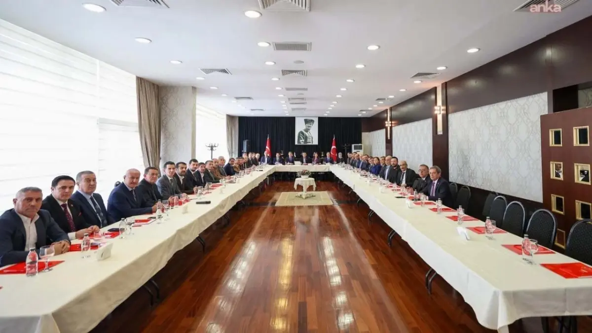 Özel'den 23 il başkanıyla 5,5 saatlik toplantı haberinin görseli