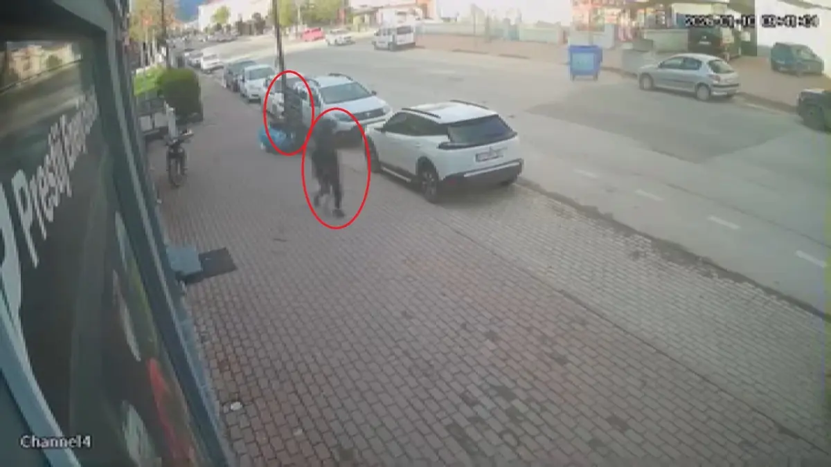 Bursa’da fırtına korkuttu: Yaya reklam tabelasının altından son anda kurtuldu haberinin görseli