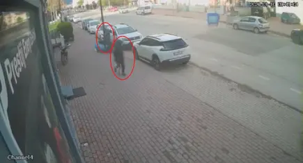 Bursa’da fırtına korkuttu: Yaya reklam tabelasının altından son anda kurtuldu