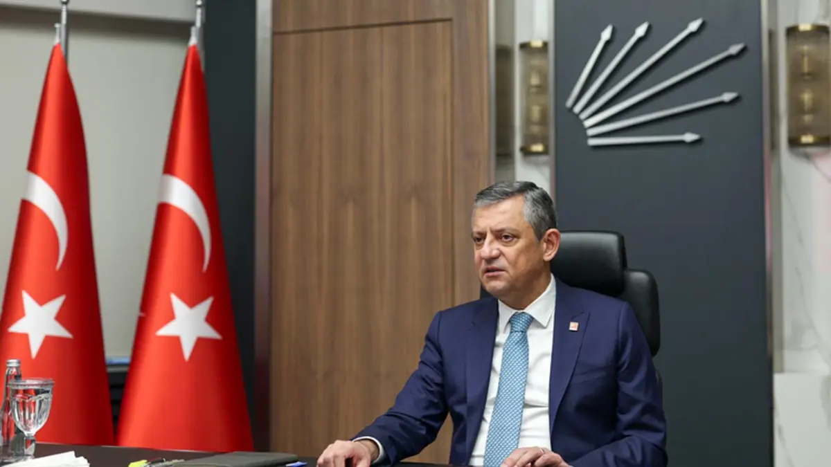 CHP Genel Başkanı Özgür Özel ‘emekli nöbeti’ne destek verdi: Daha iyi bir noktaya gelmesi için mücadele edeceğiz haberinin görseli