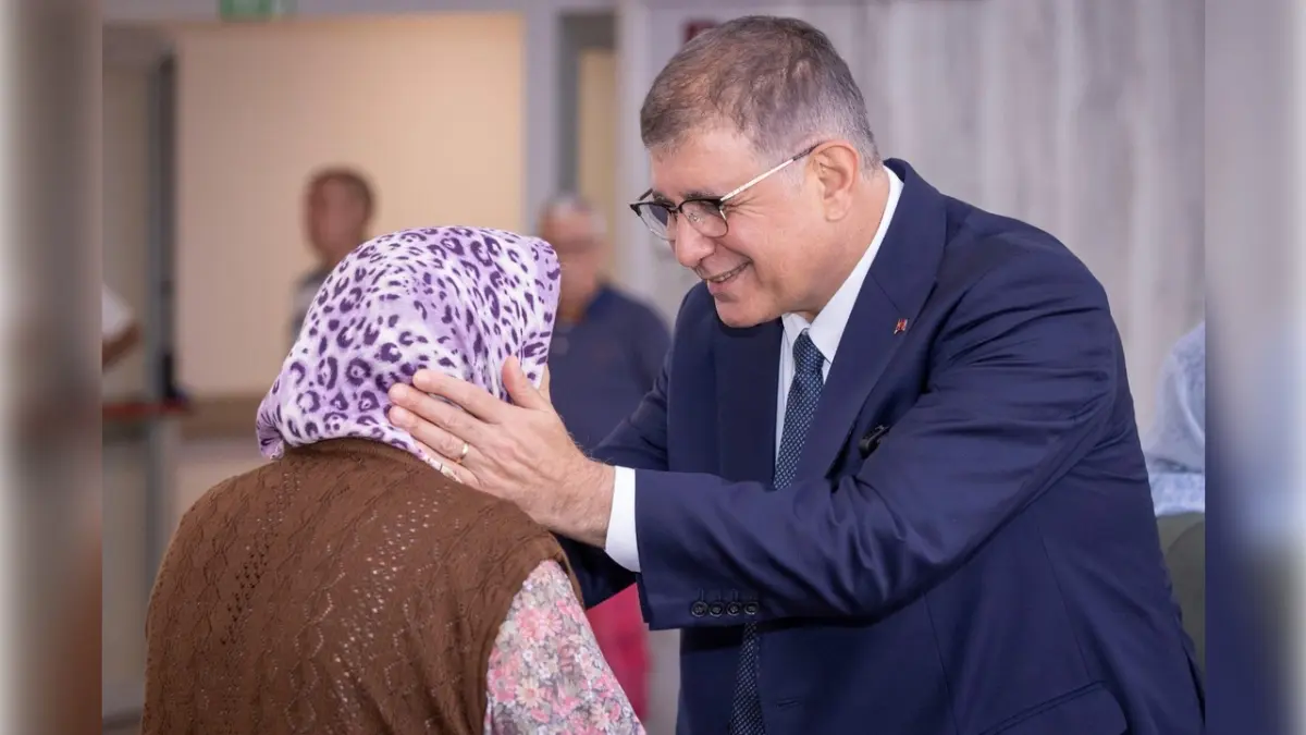 İzmir Büyükşehir Belediyesi’nden emeklilere büyük destek: Kira ve market yardımı 2 bin 500 TL oldu haberinin görseli