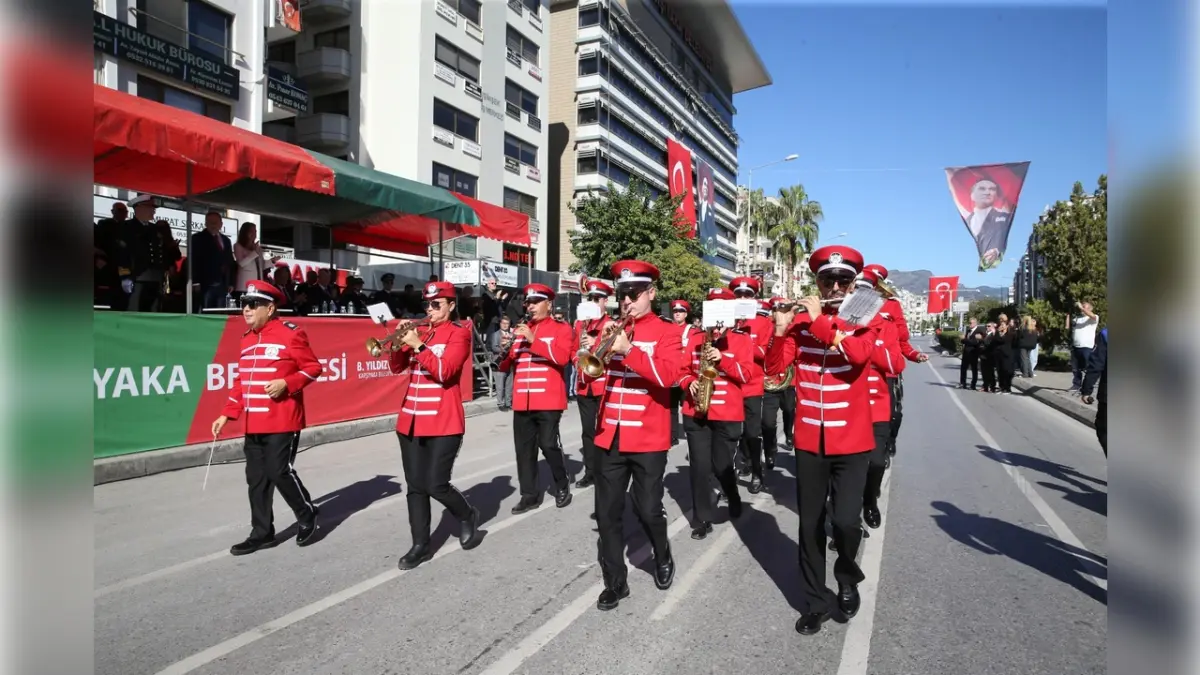 Karşıyaka Belediye Bandosu ocak ayında sokakları müziğe dönüştürüyor haberinin görseli