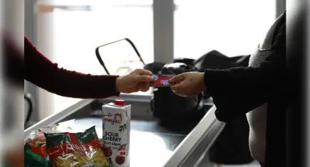 Menderes’te sosyal marketten 10 ayda milyonluk destek: Kimler yararlanabildi?