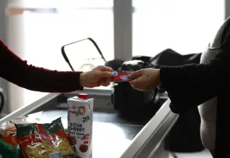 Menderes’te sosyal marketten 10 ayda milyonluk destek: Kimler yararlanabildi?