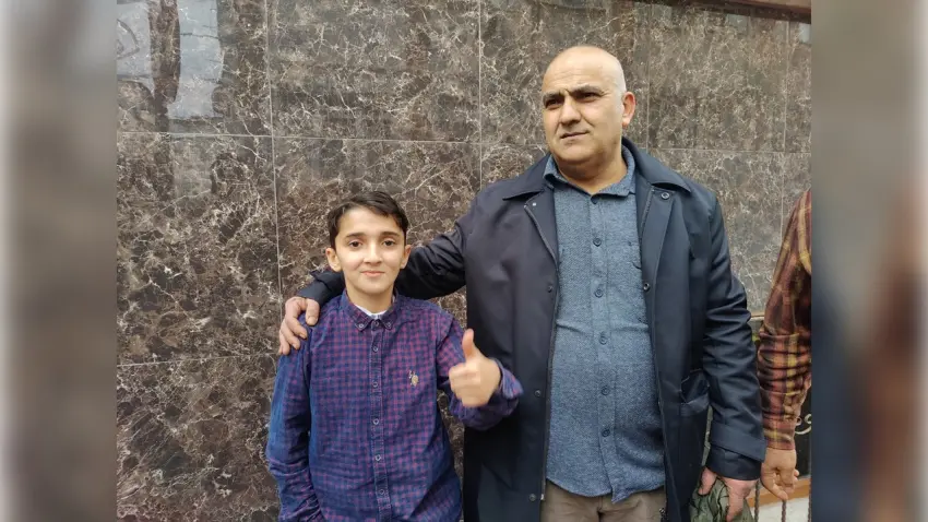 Otizmli 12 yaşındaki Muhammed Ömer, ambulansa yol vererek takdir topladı haberinin görseli