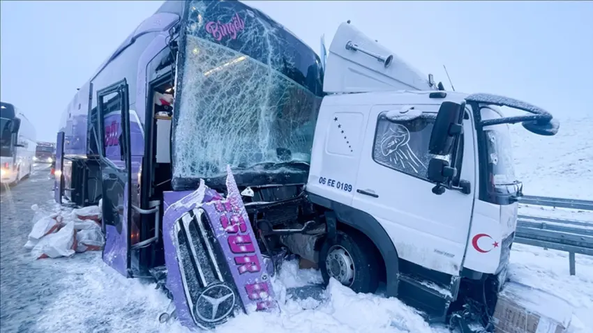 Sarıkamış’ta otobüs ile kamyon çarpıştı: 9 yaralı haberinin görseli