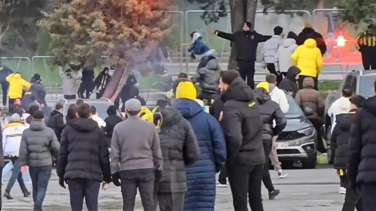 Süper Kupa finali öncesi saha dışı karıştı: Stat önünde taraftar kavgası! haberinin görseli