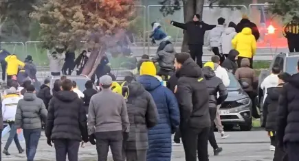 Süper Kupa finali öncesi saha dışı karıştı: Stat önünde taraftar kavgası!