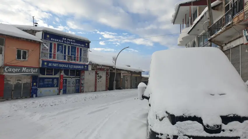 Van’da kar yağışı hayatı durma noktasına getirdi: 405 yerleşim yeri ulaşıma kapandı haberinin görseli