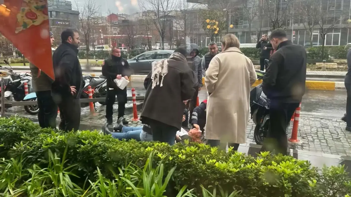 Beyoğlu’ndaki fırtınada devrilen tabela, şehir plancısını yaraladı haberinin görseli