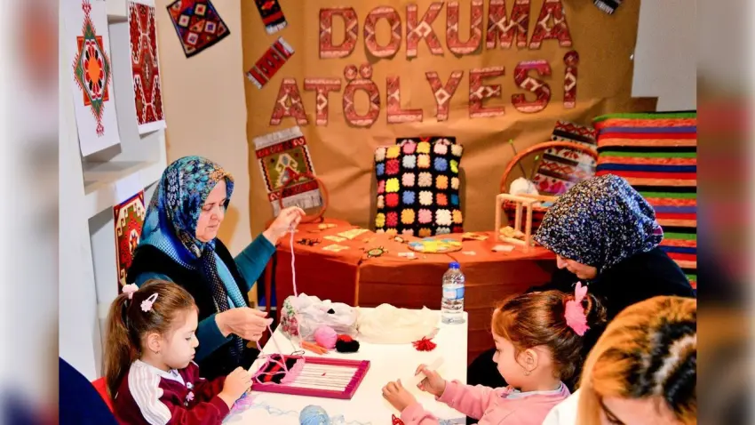 Bornova Belediyesi’nden miniklere dokuma atölyesi