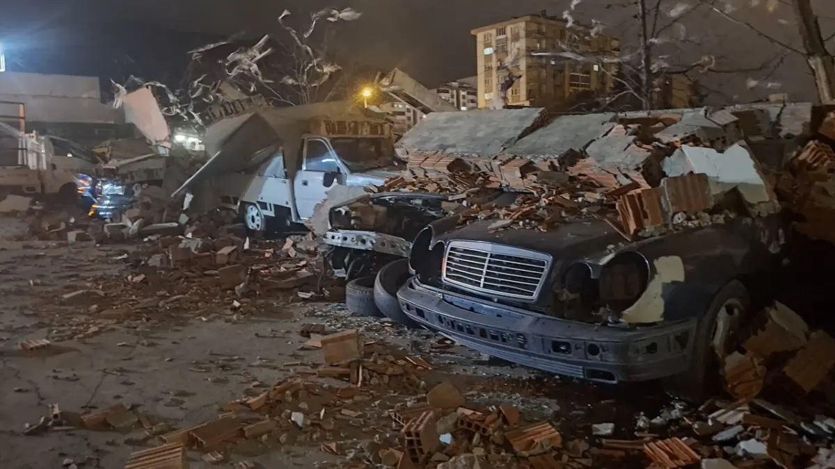 Bursa’da lodos duvarı yıktı: 10 araç hasar gördü haberinin görseli