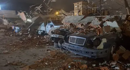 Bursa’da lodos duvarı yıktı: 10 araç hasar gördü