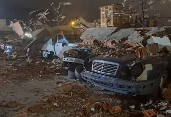 Bursa’da lodos duvarı yıktı: 10 araç hasar gördü