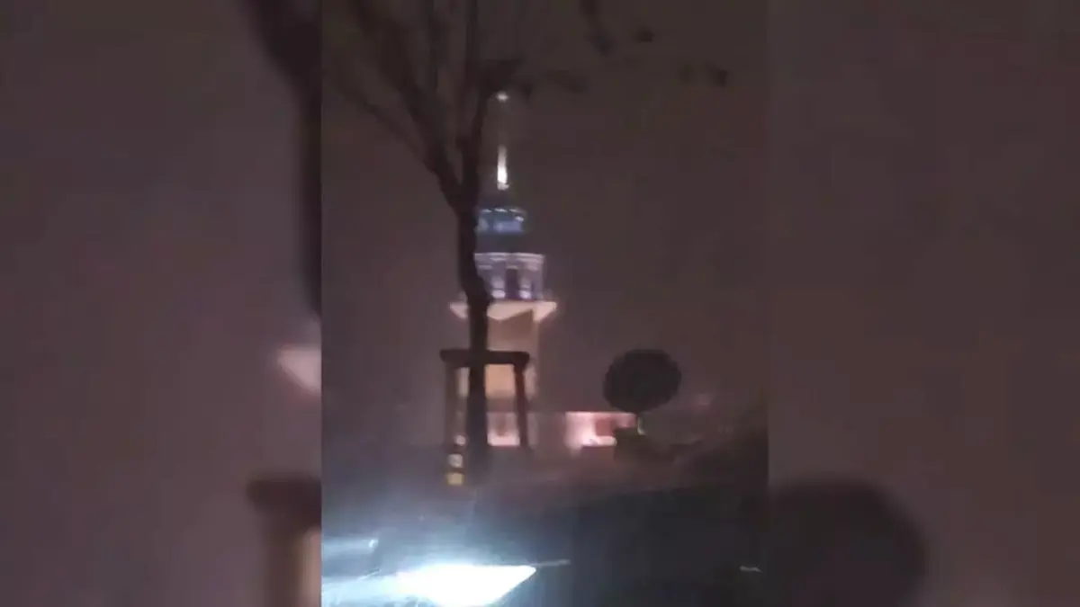 İstanbul’da ‘kırmızı kütle’ alarmı: Gök gürültülü sağanak ve fırtına megakenti vurdu! haberinin görseli