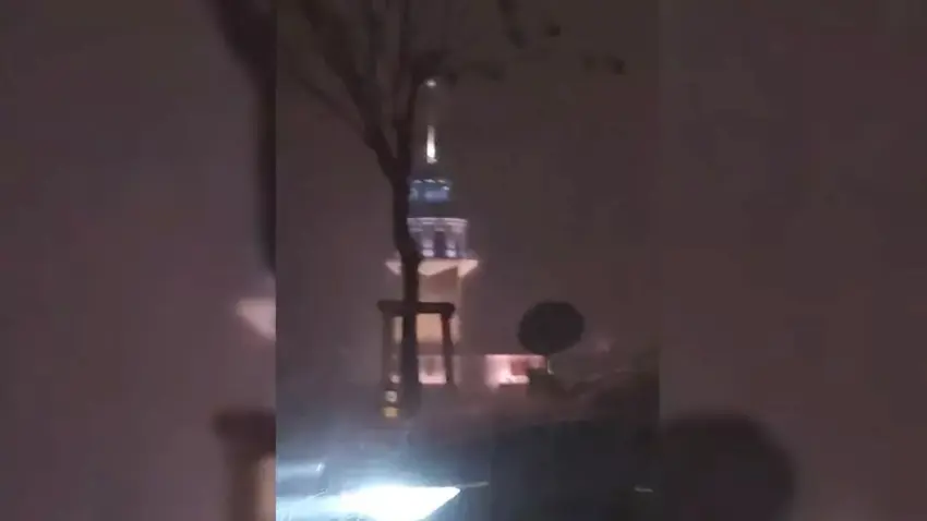 İstanbul’da ‘kırmızı kütle’ alarmı: Gök gürültülü sağanak ve fırtına megakenti vurdu!