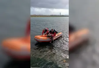 İzmir’de itfaiye dalgıçlarından flamingo kurtarma operasyonu